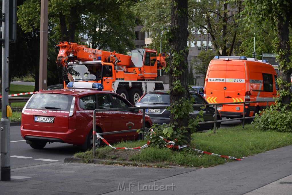 Koelner Seilbahn Gondel blieb haengen Koeln Linksrheinisch P670.JPG - Miklos Laubert